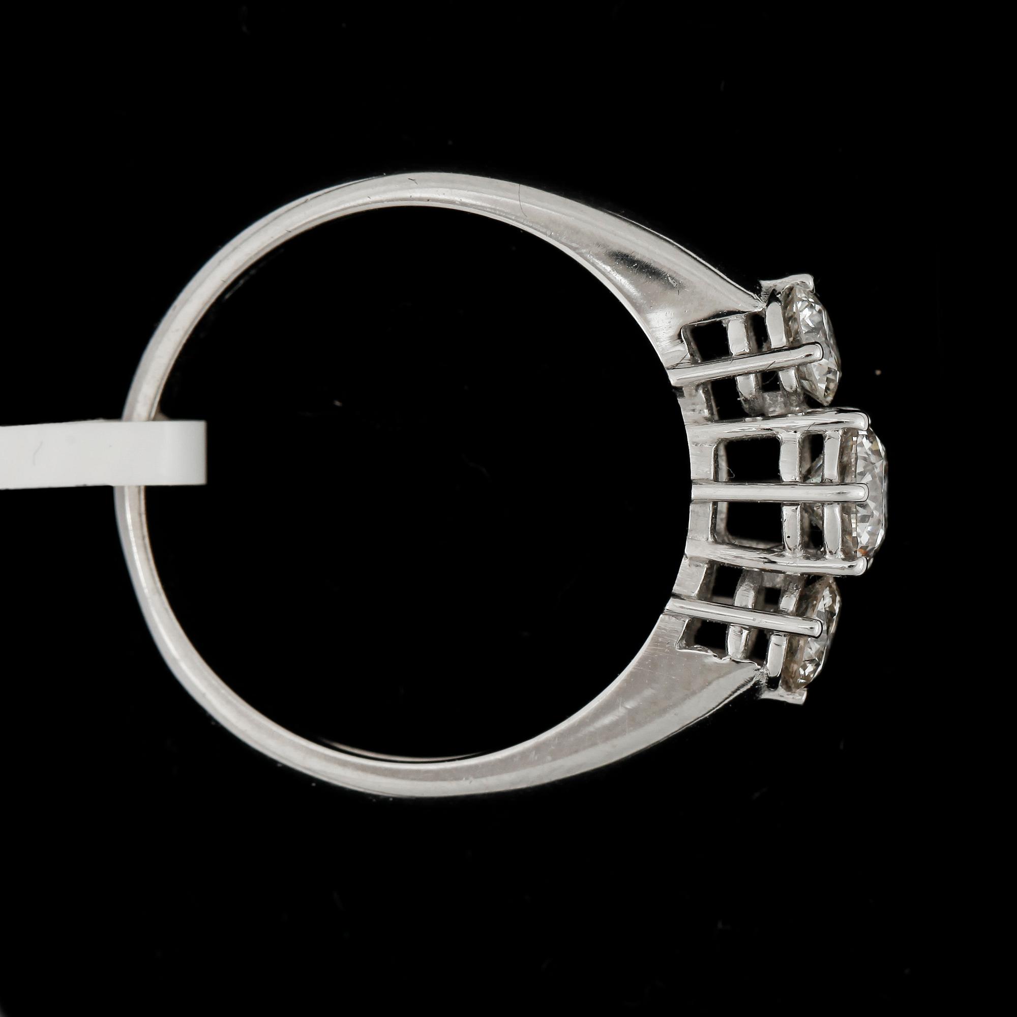 RING, 14k vitguld med briljantslipade dimanter ca0,45ct + totca0,43ct. Vikt 3,4g.