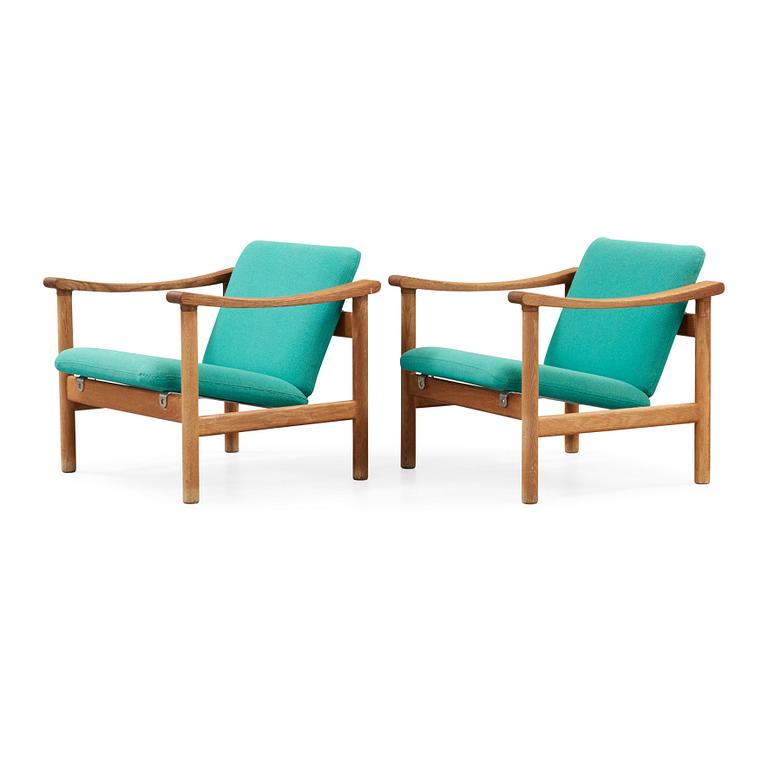 Hans J. Wegner, A pair of oak easy chairs, Getama, Denmark.