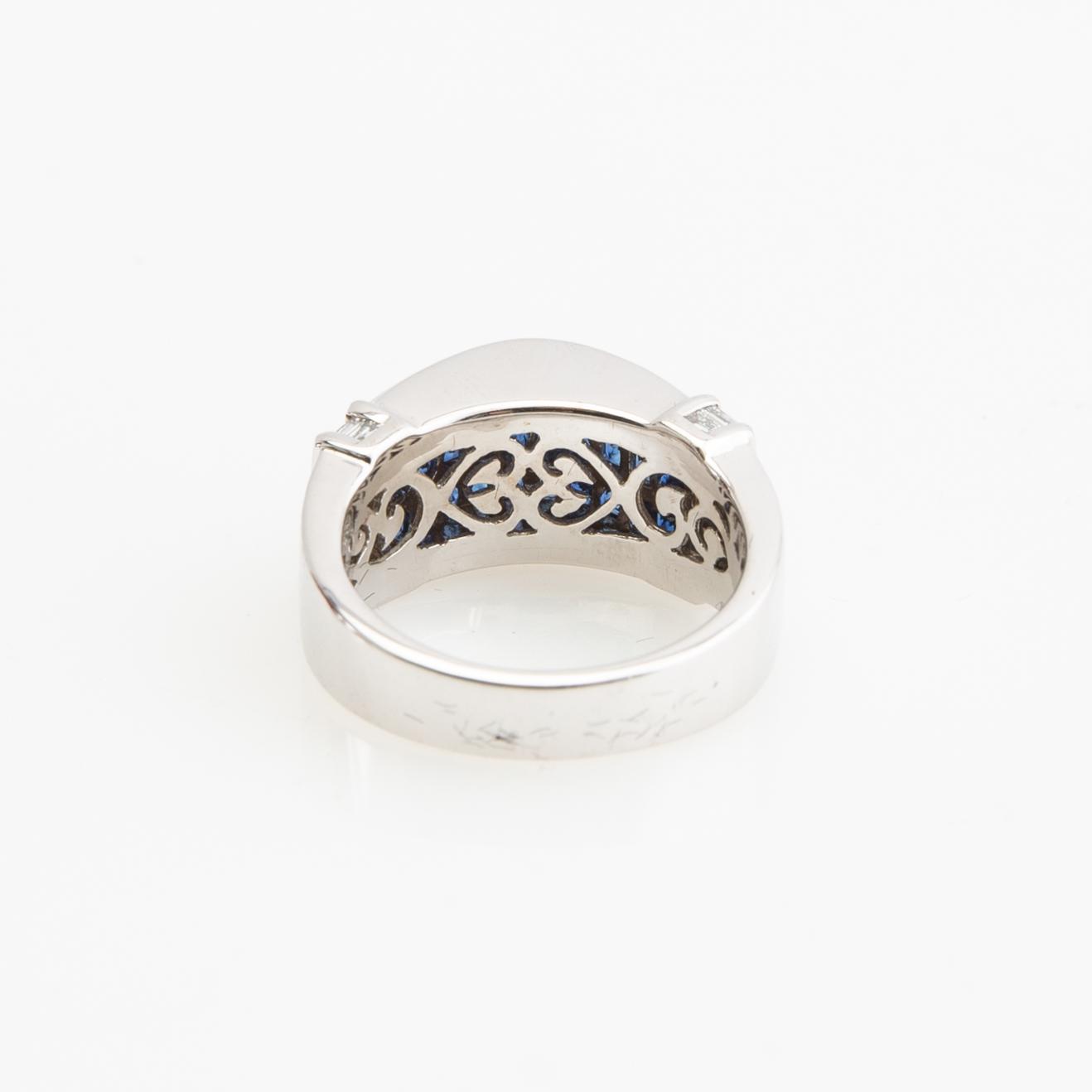 Ring, 18K white gold with baguette-cut diamonds and princess-cut sapphires.