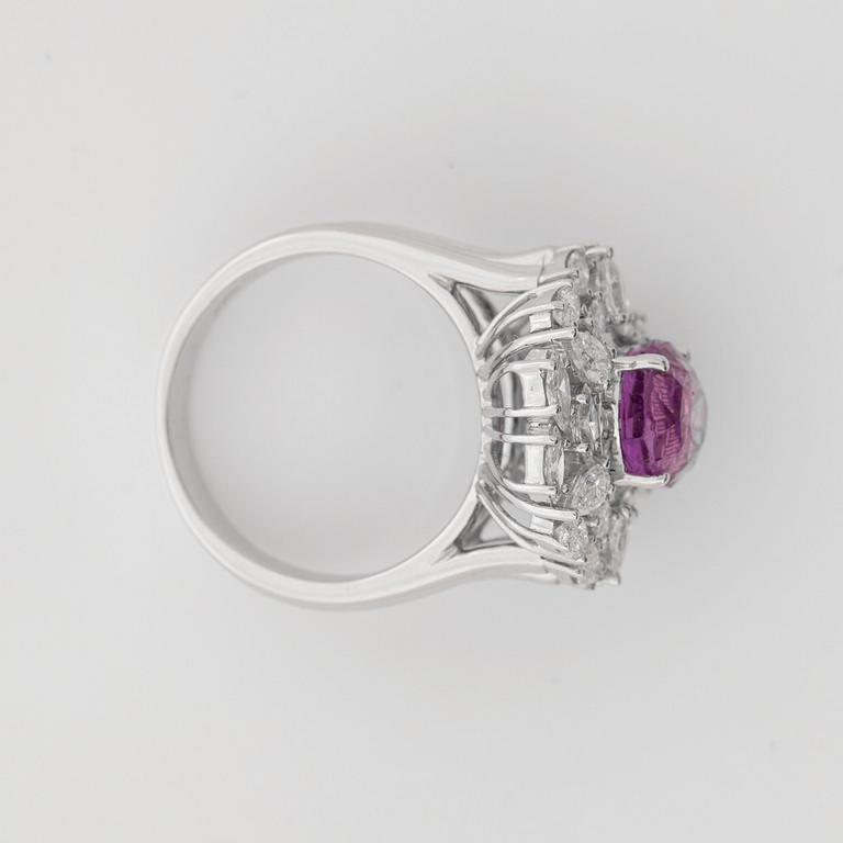 RING, 18k vitguld med rosa safir cirka 4 ct samt marquise och droppslipade diamanter totalt 1.54 ct.