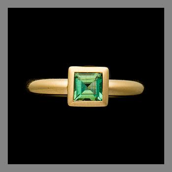 A RING, 18K gold, green tourmaline. Torbjörn Tillander, Helsinki 1998. Weight c. 7,7 g.