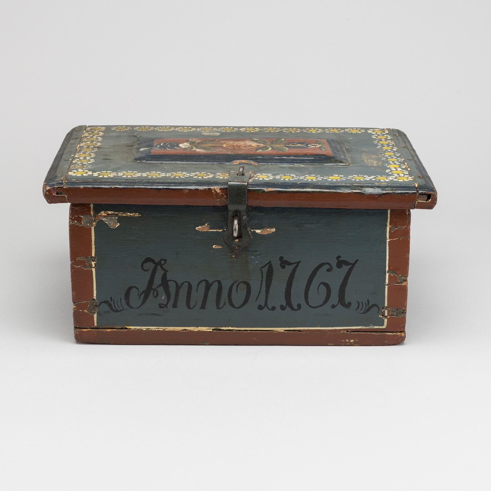 SKRIN med LOCK, allmoge. Bär årtal 1767.