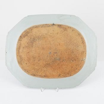 A Chinese blue and white porcelain charger, Qing Dynasty, Qianlong (1736-95).