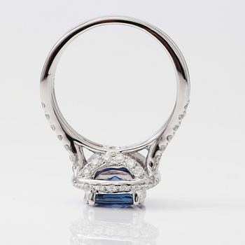 RING, diamanter totalt ca 0,75 ct, blå safir ca 2,30 ct.