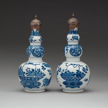 A matched pair blue and white flasks, Qing dynasty, Kangxi (1662-1722).