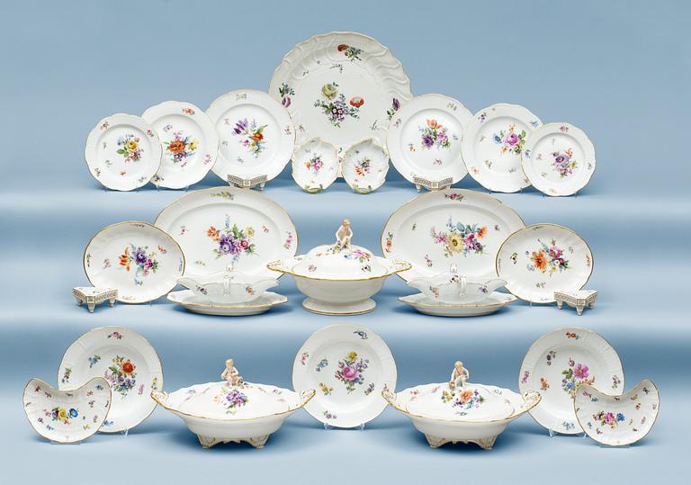 SERVIS, 104 delar, porslin. Meissen, omkring 1900.