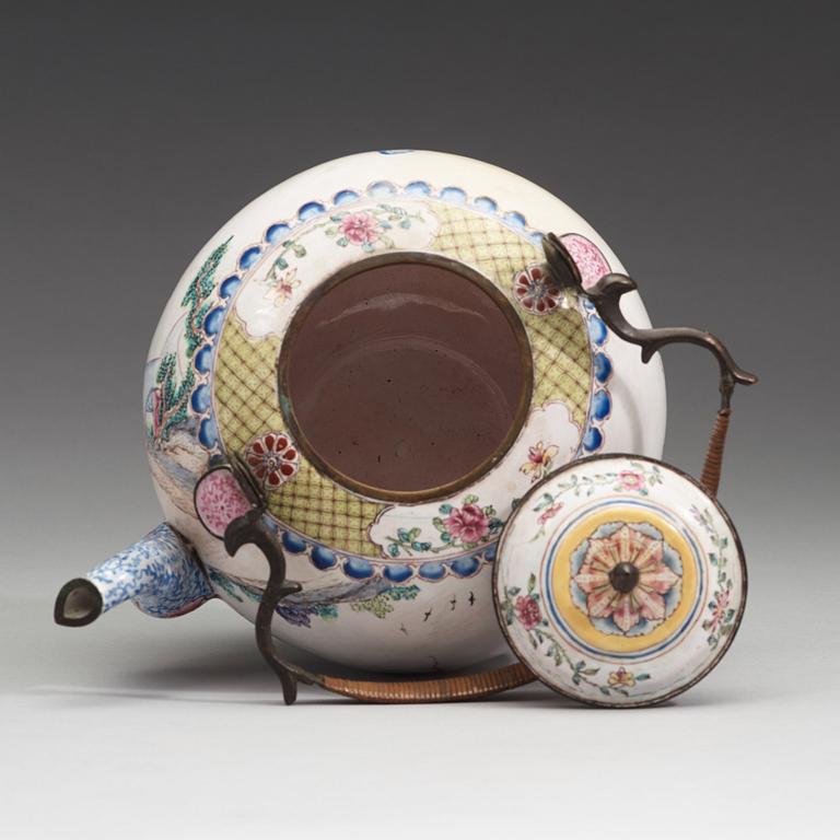 TEKANNA med LOCK, emalj på koppar. Qing dynastin, 1700-tal.
