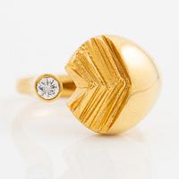 Ring, 18K gold with a round brilliant-cut diamond.