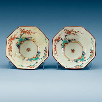 A pair of Japanese Kakiemon and cappuciner bowls, 18th century.