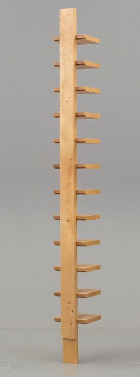 HYLLA. "Pilaster", John Kandell, Källemo AB Värnamo. 1900-talets slut.
