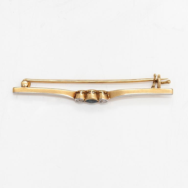 A 17-18K gold brooch with a sapphire and old-cut diamonds ca. 0.40 ct in total.