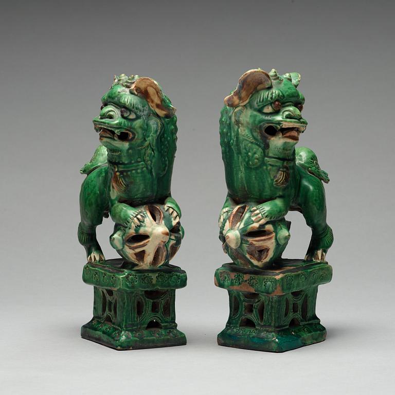 A pair of green glazed buddhist lions, Ming dynasty (1368-1644).