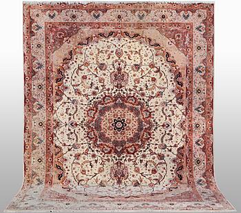 A carpet, Tabriz, part silk, 50 Raj, ca 340 x 253 cm.