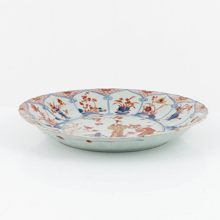 An Imari porcelain dish, China, Qing dynasty, Kangxi (1662-7122).