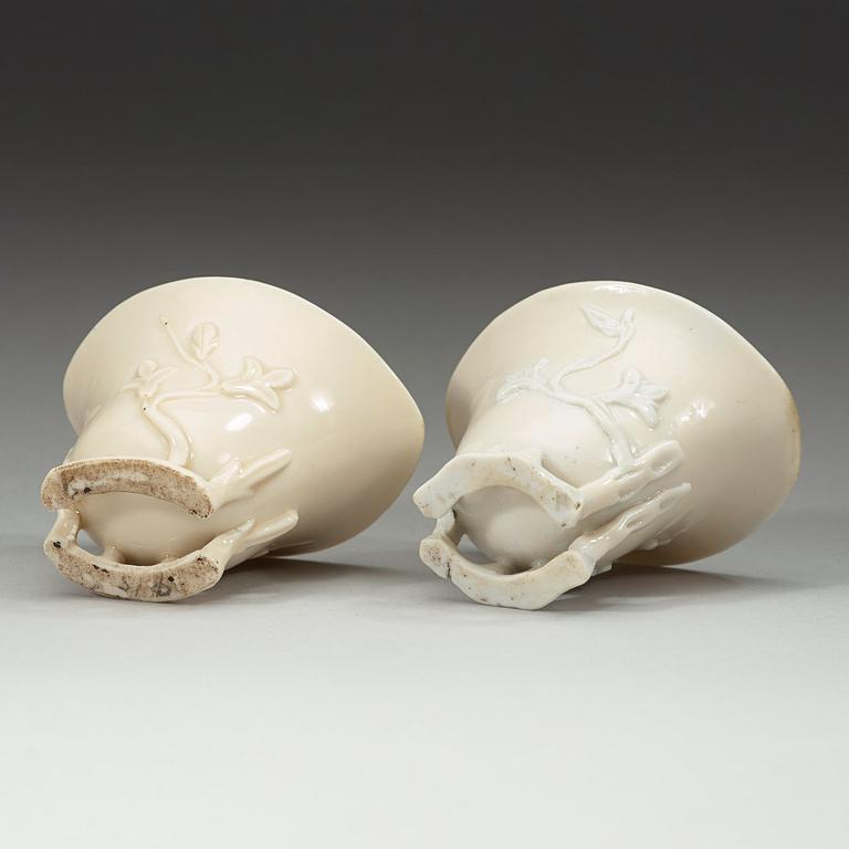 VINOFFERBÄGARE, ett par, blanc de chine, Qingdynastin 1700-tal.