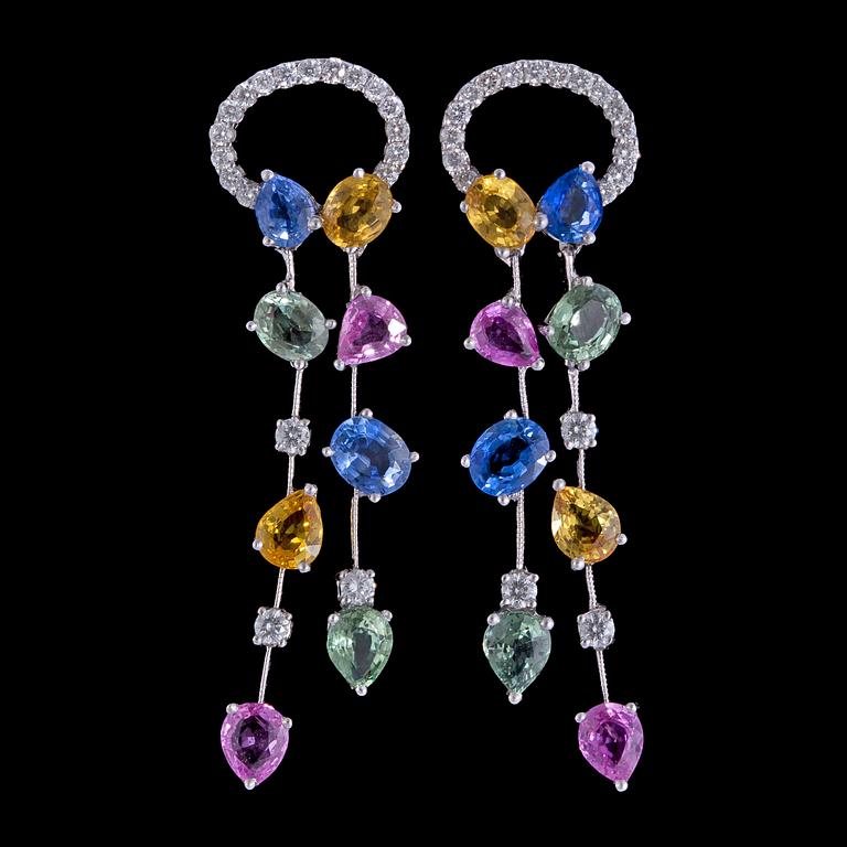 A pair of multi coloured sapphire, tot. 6.11 cts, and brilliant cut diamonds, tot. 0.54 cts.