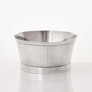 Birger Haglund, skål, Stockholm 1985, sterling, nr  2/10. Utförd i edition om 10 exemplar till Nationalmusei Vänners 75-årsjubileum.