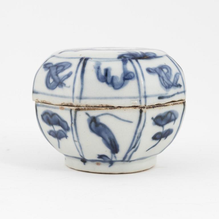 A blue and white porcelain box with cover, probably Ming dynasty.