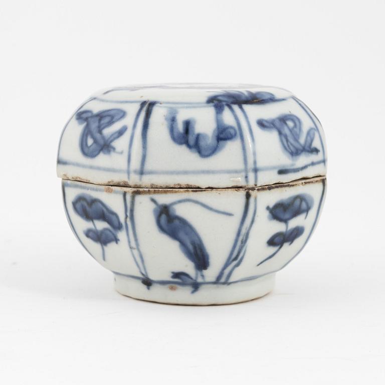 A blue and white porcelain box with cover, probably Ming dynasty.