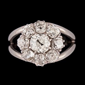 1395. A old-cut diamond ring, total carat weight circa 2.60 cts.