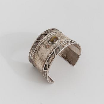 ARMRING, med cabochonslipat tigeröga, Sven Erik Högberg, Göteborg, 1957.