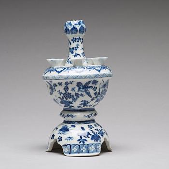 A blue and white tulip vase, Qing dynasty, 19th Century.