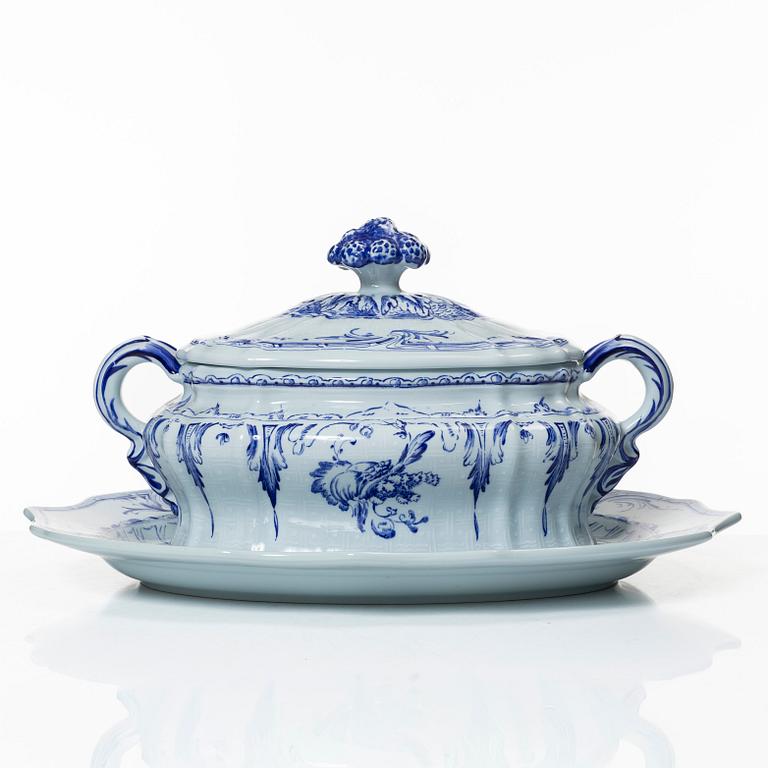 Rörstrand, A porcelain tureen with lid and a platter, after an original from 1758 and 1760, Rörstrand, Sweden, 1970's.