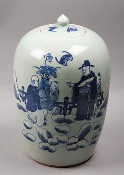 URNA MED LOCK, porslin, Kina. 1900-tal.