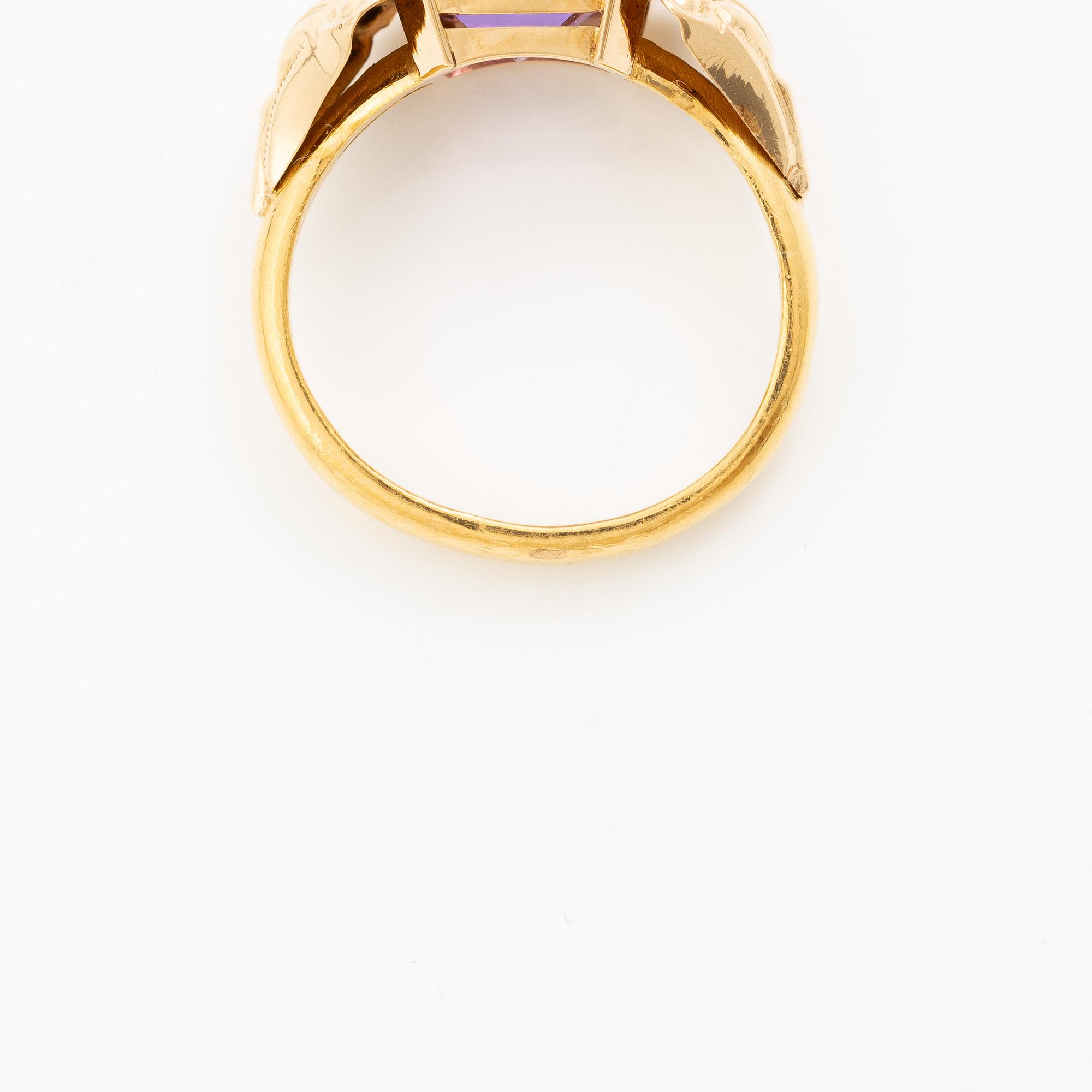 Ring 23K gold with synthetic stone.