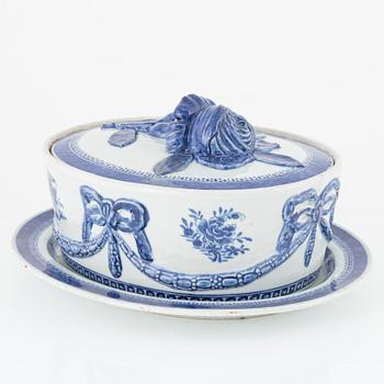 A blue and white oval tureen with cover and stand, Qing dynasty, circa 1800.