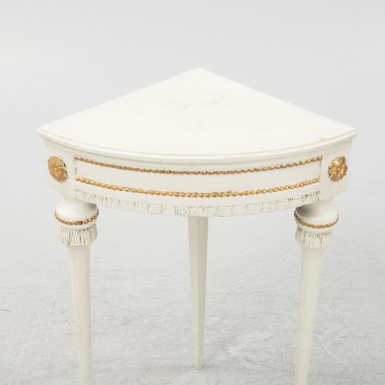 A painted Gustavian side table for a corner, from around the year 1800.