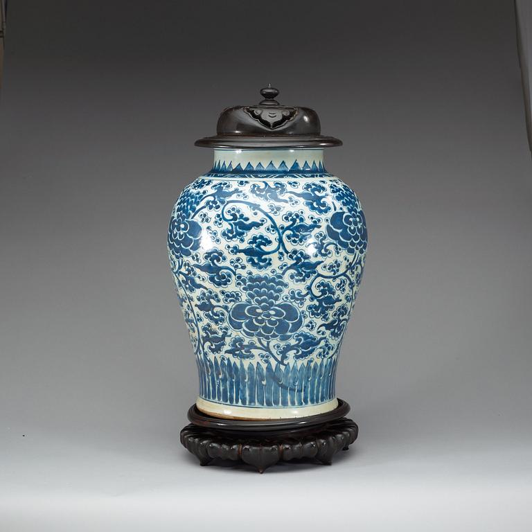 A large blue and white jar, Qing dynasty, Kangxi (1662-1722).