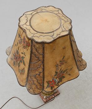 BORDSLAMPA, alabaster och mässing, 1900-talets första hälft.