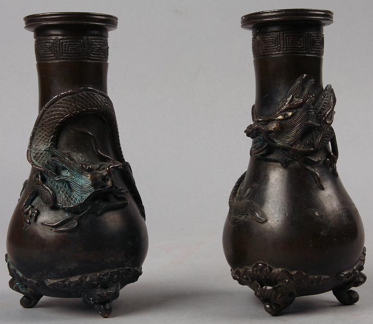 VASER, ett par, brons. Kina, 1900-talets första hälft.
