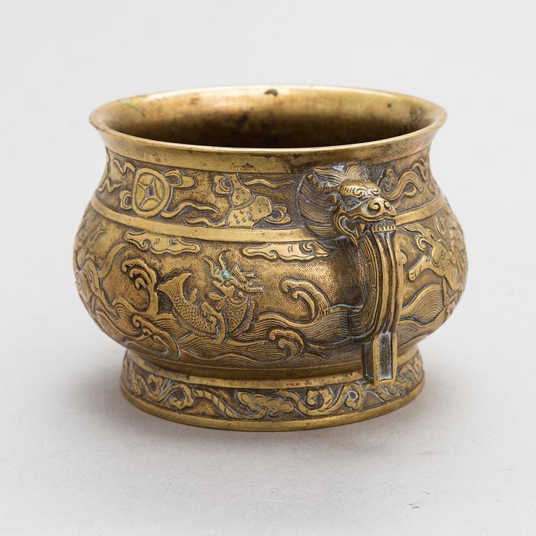 Rökelsekar, brons. 1900-tal. Stämplat i godset Hu Wenming.