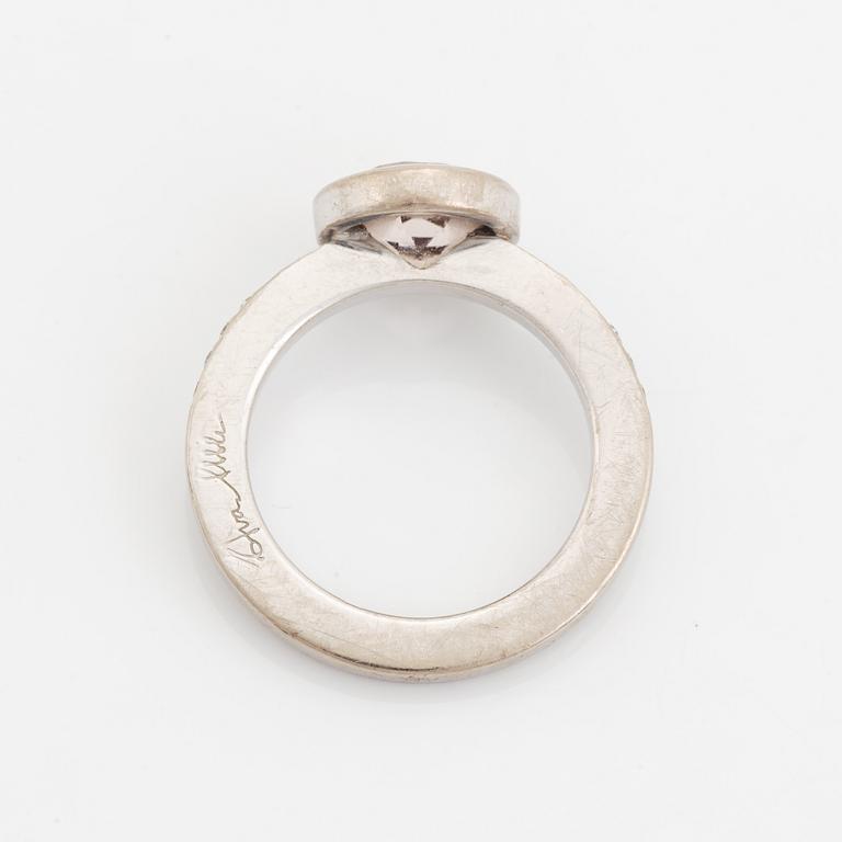 Efva Attling, Ring, med morganit och briljantslipade diamanter.