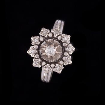 RING, 18K vitguld, diamanter. Vikt ca 4,8 g.