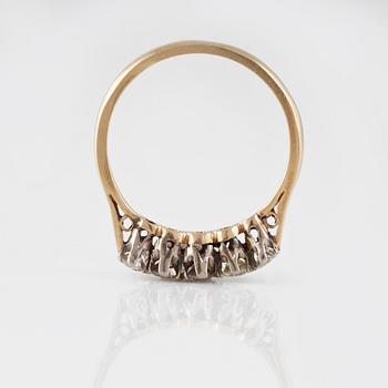 RING, 18K guld med 5 briljantslipade diamanter ca 0.35 ct. Vikt 2,5 gram.
