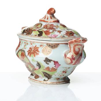 SMÖRTERRIN med LOCK, kompaniporslin. Qingdynastin, Qianlong (1736-95).