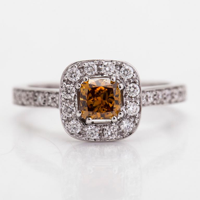 An 18K white gold ring, with a brownish-yellow diamond approximately 0.85 ct and white diamonds. Italy.