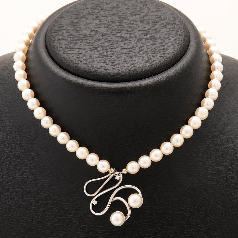 Elon Arenhill and Atelier Ajour, cultured pearl necklace with an 18K white gold and diamond clasp, and 18K white gold earrings.