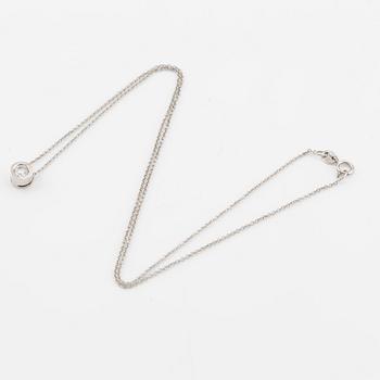 Hänge med kedja 18K guld med en rund briljantslipad diamant.