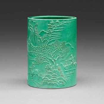 257. A green glazed brush pot, late Qing dynasty, circa 1900.