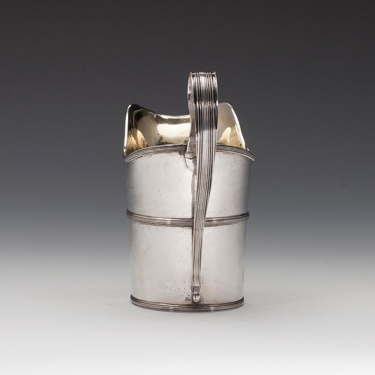 GRÄDDKANNA, silver. Nils Linneus Stockholm 1810. Invändigt förgylld. Höjd 13 cm. Vikt 185 g.