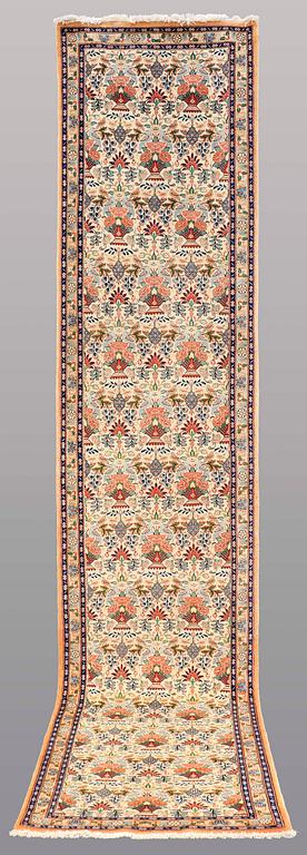 GALLERIMATTA, Figural Ghom part silk, ca 410 x 88 cm.