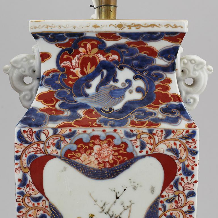 VASER omgjorda till BORDSLAMPOR, ett par, porslin. Japan, 1800-tal.