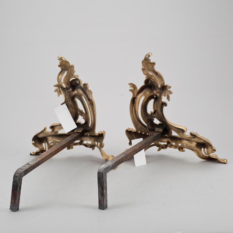 ELDHUNDAR, ett par, förgylld brons, Louis XV-stil, otydligt märkta. Troligen sekelskiftet 1900.