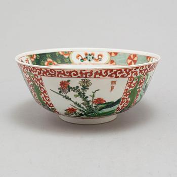 A famille verte bowl, Qing dynasty, late 19th century.