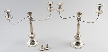 KANDELABRAR, 1 par, argent haché, sannolikt Frankrike, omkring år 1900.