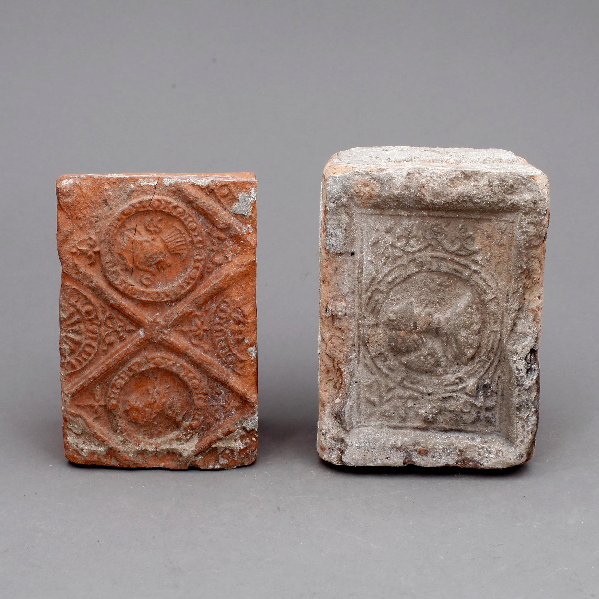 TEGELSTENAR, 2 stycken, renässans, 1500-tal.